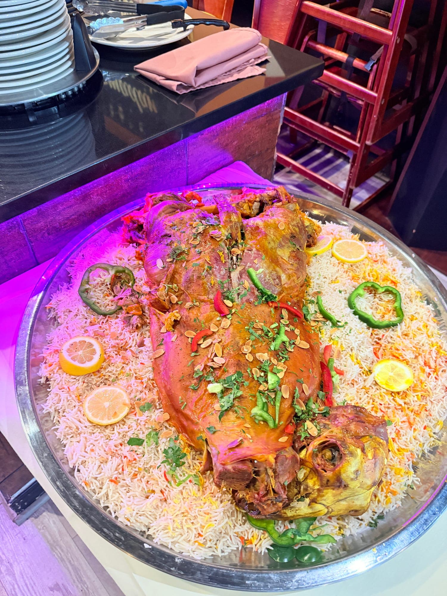 خروف كامل مزيّن بالأعشاب والفلفل