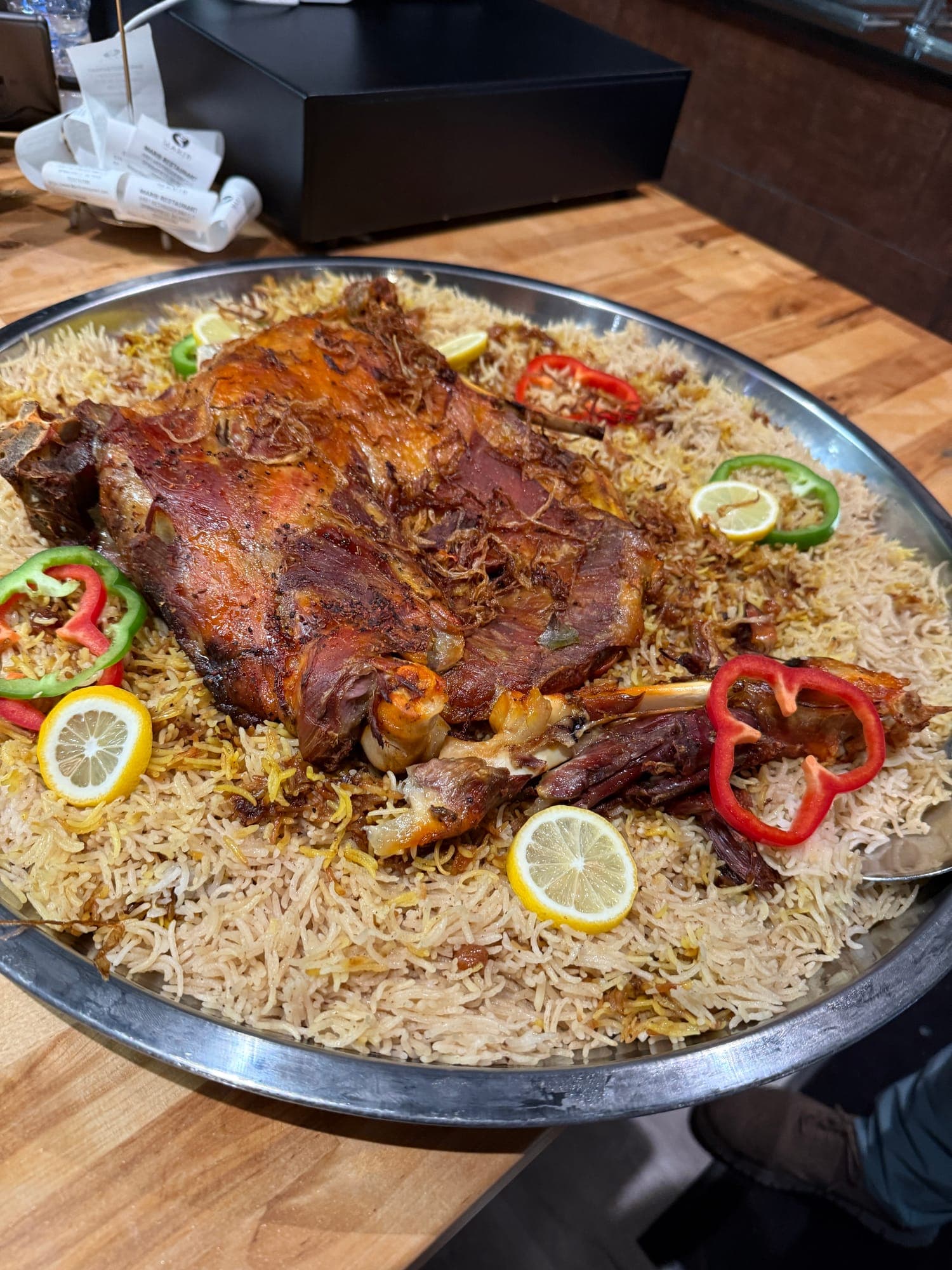 لحم ضأن على رز مبهّر مع الليمون والفلفل